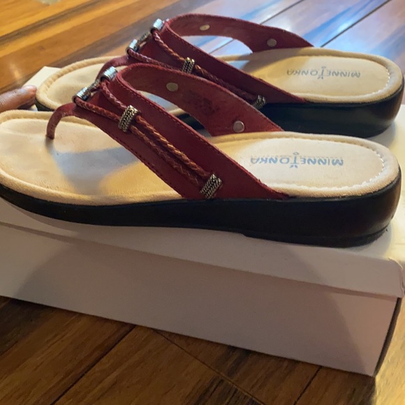 red MINNETONKA sandals - Picture 3 of 4